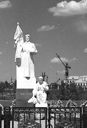 Братська могила та пам’ятник воїнам визволителям у Покровському районі, 1960-ті роки