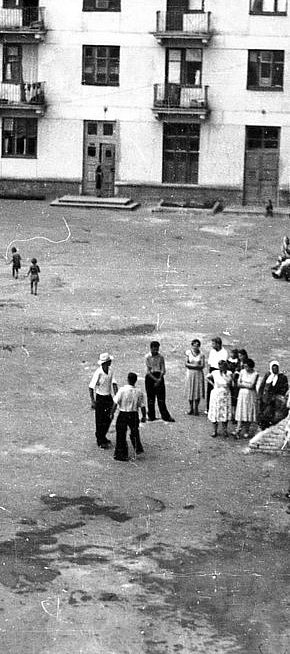 Вид двору з будинку 24 на вулиці Ватутіна, 1960-ті роки