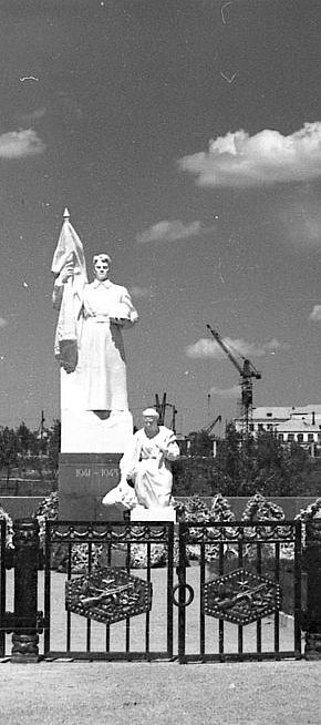 Братська могила та пам’ятник воїнам визволителям у Покровському районі, 1960-ті роки