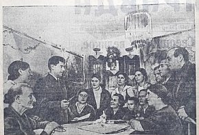 Агітатор В. В. Канівецький серед виборців. Кривий Ріг, 1939 рік. Газета «Дніпровська правда»