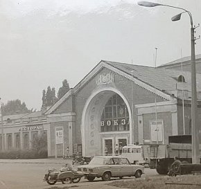 Реконструкція пасажирської будівлі станції «Червоне» Сталінської залізниці, 1952 рік