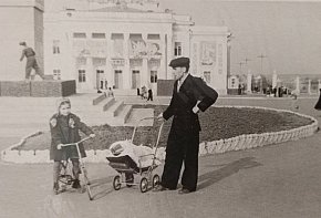 Сквер по вулиці Ватутіна, весна 1960-го року