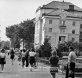 Соцмісто. Липневий день на проспекті Металургів, 1971 рік