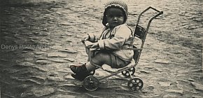 Георгий Скакун у ранній молодості на своєму персональному транспорті, 1956 рік