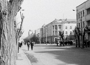 Старе фото проспекту Карла Маркса, ймовірно кінець 1960-х – початок 1970-х років