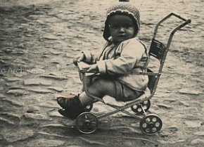 Георгий Скакун у ранній молодості на своєму персональному транспорті, 1956 рік