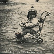 Георгий Скакун у ранній молодості на своєму персональному транспорті, 1956 рік