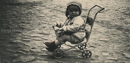 Георгий Скакун у ранній молодості на своєму персональному транспорті, 1956 рік