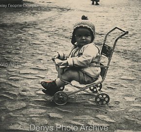 Георгий Скакун у ранній молодості на своєму персональному транспорті, 1956 рік