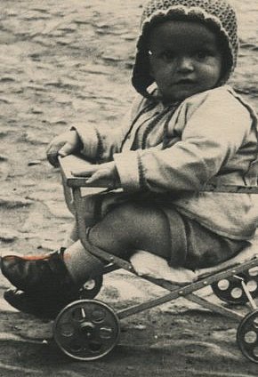Георгий Скакун у ранній молодості на своєму персональному транспорті, 1956 рік