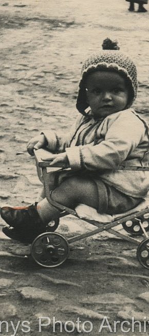 Георгий Скакун у ранній молодості на своєму персональному транспорті, 1956 рік