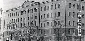 Будівля Криворізького гірничорудного технікуму. Весна 1953 року