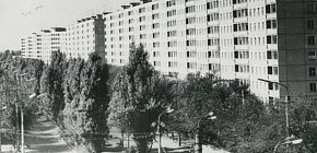 Вид на площу Горького (площа 95-й Квартал) та кінець вулиці Дніпропетровської (проспект Миру), 1970-ті роки