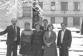 Парк Правди (Мершавцева) взимку. Працівники на подвір’ї інституту, орієнтовно кінець 70-х початок 80-х років