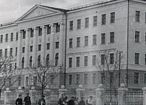 Будівля Криворізького гірничорудного технікуму. Весна 1953 року