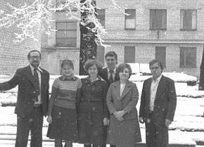 Парк Правди (Мершавцева) взимку. Працівники на подвір’ї інституту, орієнтовно кінець 70-х початок 80-х років