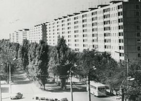 Вид на площу Горького (площа 95-й Квартал) та кінець вулиці Дніпропетровської (проспект Миру), 1970-ті роки