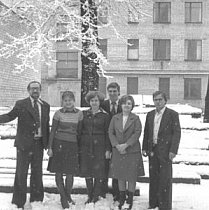 Парк Правди (Мершавцева) взимку. Працівники на подвір’ї інституту, орієнтовно кінець 70-х початок 80-х років