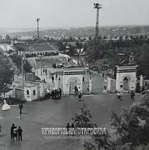 Парадний вхід на стадіон Південного гірничо-збагачувального комбінату, 1967 рік
