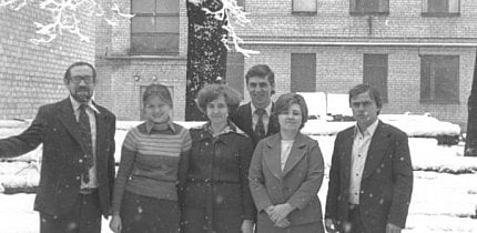 Парк Правди (Мершавцева) взимку. Працівники на подвір’ї інституту, орієнтовно кінець 70-х початок 80-х років