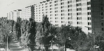 Вид на площу Горького (площа 95-й Квартал) та кінець вулиці Дніпропетровської (проспект Миру), 1970-ті роки