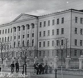 Будівля Криворізького гірничорудного технікуму. Весна 1953 року