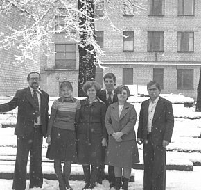 Парк Правди (Мершавцева) взимку. Працівники на подвір’ї інституту, орієнтовно кінець 70-х початок 80-х років