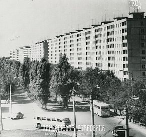 Вид на площу Горького (площа 95-й Квартал) та кінець вулиці Дніпропетровської (проспект Миру), 1970-ті роки