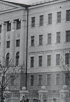 Будівля Криворізького гірничорудного технікуму. Весна 1953 року