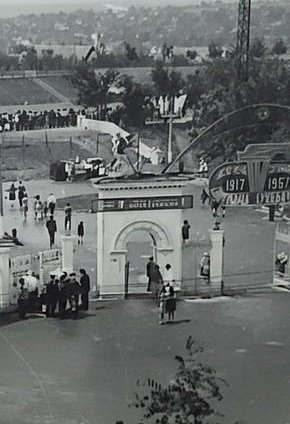 Парадний вхід на стадіон Південного гірничо-збагачувального комбінату, 1967 рік
