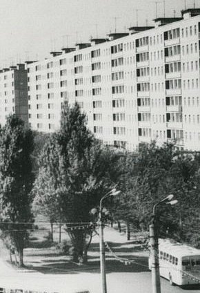 Вид на площу Горького (площа 95-й Квартал) та кінець вулиці Дніпропетровської (проспект Миру), 1970-ті роки