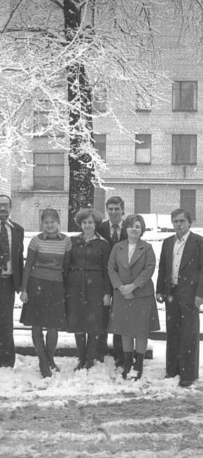 Парк Правди (Мершавцева) взимку. Працівники на подвір’ї інституту, орієнтовно кінець 70-х початок 80-х років