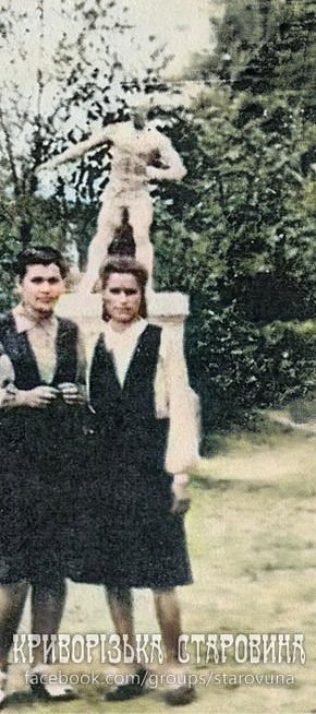 Скульптури в парку Суворова на руднику ім. Комінтерну. Фото 1950-х років