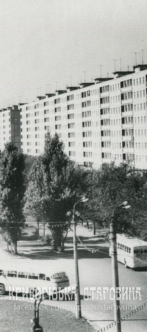 Вид на площу Горького (площа 95-й Квартал) та кінець вулиці Дніпропетровської (проспект Миру), 1970-ті роки