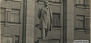 Пам'ятник Тарасу Шевченку біля Головпоштампу