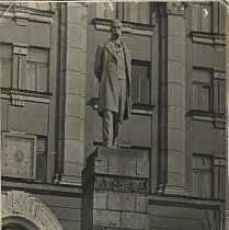 Пам'ятник Тарасу Шевченку біля Головпоштампу