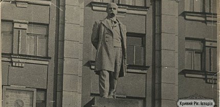 Пам'ятник Тарасу Шевченку біля Головпоштампу