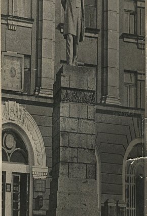 Пам'ятник Тарасу Шевченку біля Головпоштампу