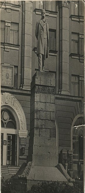 Пам'ятник Тарасу Шевченку біля Головпоштампу