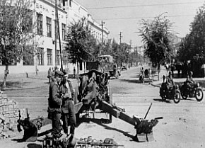 Німецькі солдати біля гаубиці