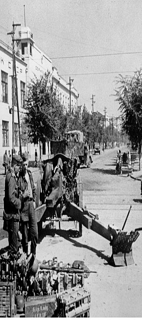 Німецькі солдати біля гаубиці