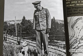 Німецький солдат з псом Сталіним
