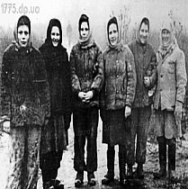 Жінки на відновленні Криворізького металургійного заводу, 1944 рік.