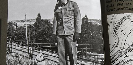Німецький солдат з псом Сталіним