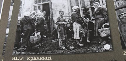 Біля крамниці. Довгинцеве