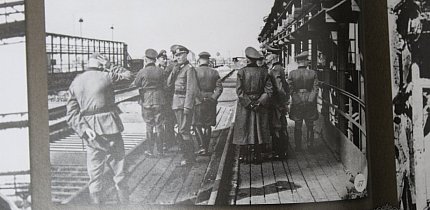 Німці оглядають завод 