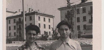 , Пруди, хлопці на пляжі біля човнової станції