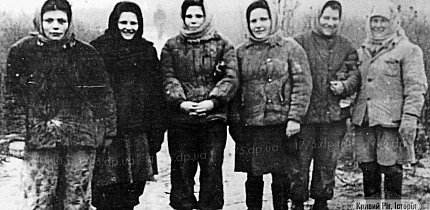 Жінки на відновленні Криворізького металургійного заводу, 1944 рік.