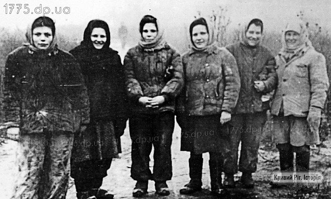 Жінки на відновленні Криворізького металургійного заводу, 1944 рік.