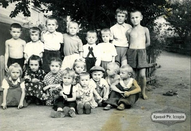 Діти у дворах рудника Леніна